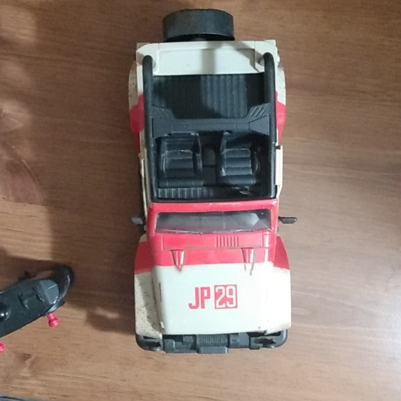 Jurassic World 1:16 Jeep Wrangler RC remote control car - Picture 4 of 5